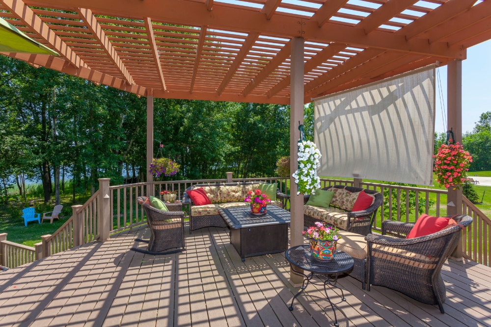 benefits of enclosing an aluminum pergola with screens